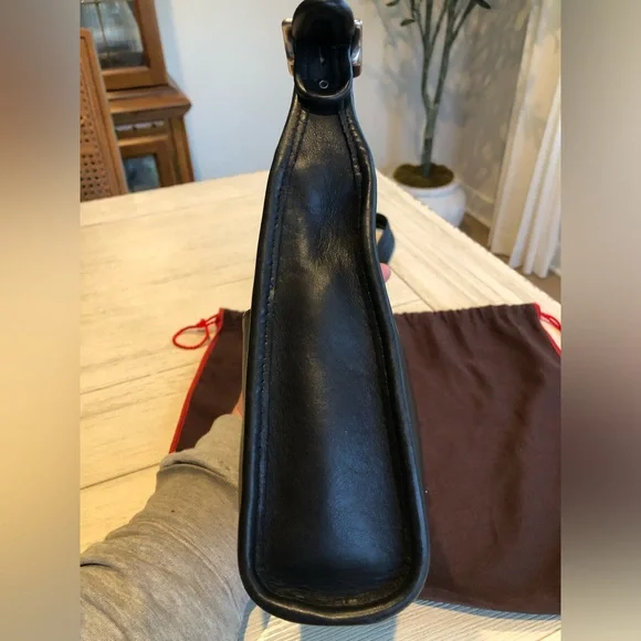 Vintage Coach Legacy Small Zip Bag #9997
Black Leather w/ hangtag and dust bag - Picture 6 of 16